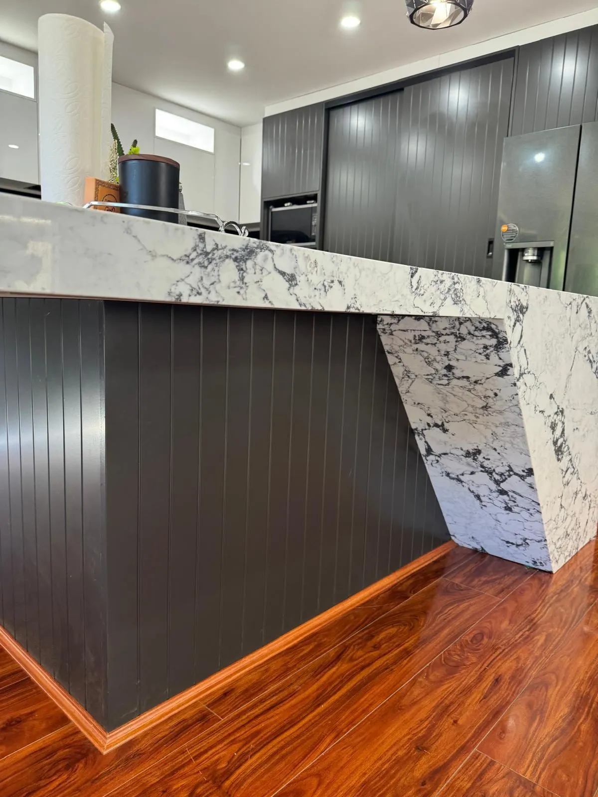 Charcoal VJ & White Gloss Kitchen: photo 2 of 4