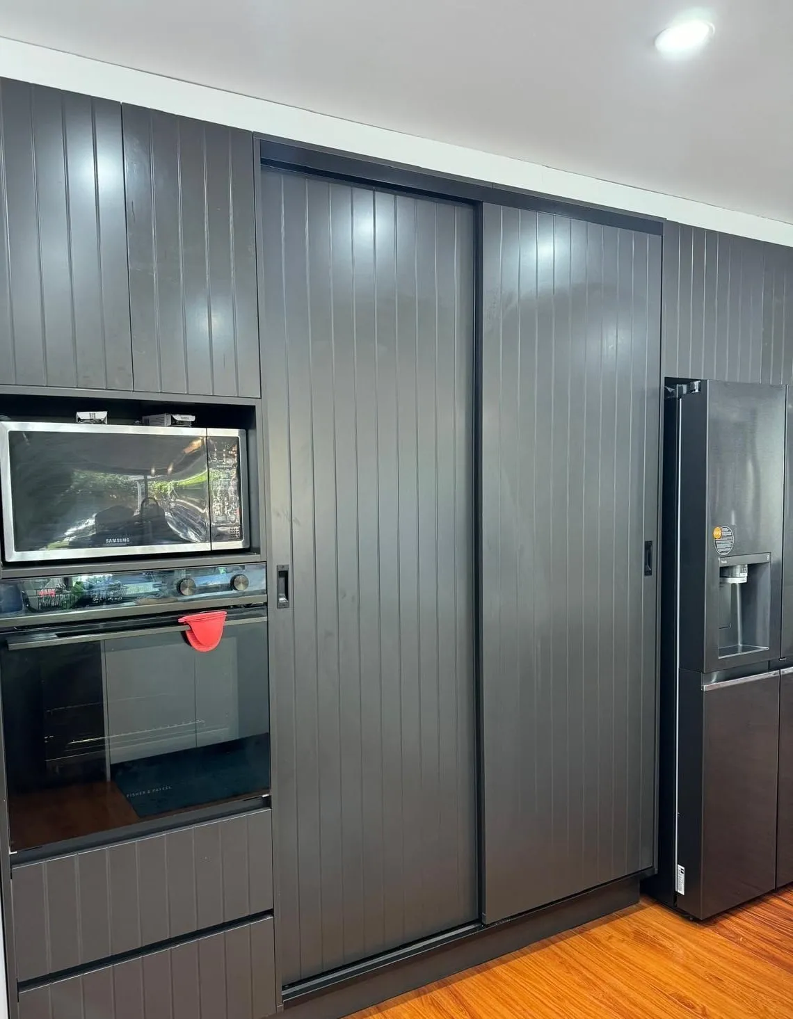 Charcoal VJ & White Gloss Kitchen: photo 3 of 4