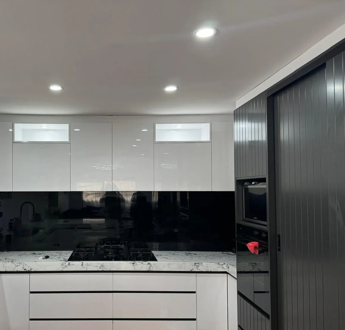 Charcoal VJ & White Gloss Kitchen: photo 4 of 4